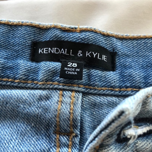 🌻Kendlall & Kylie NWT size 28 jeans, button closure - Picture 3 of 8